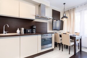 Fridge, oven, stovetop, coffee/tea maker