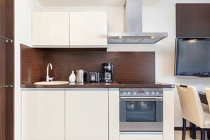 Coffee/tea maker, fridge, oven, stovetop