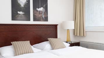 2 bedrooms, laptop workspace, blackout curtains, cots/infant beds