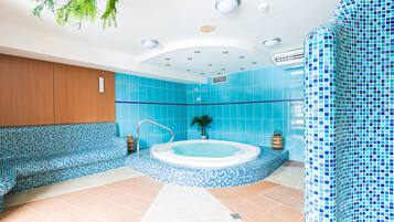 Szauna, pezsgőfürdő, gőzfürdő és törökfürdő/hammam, hidroterápia