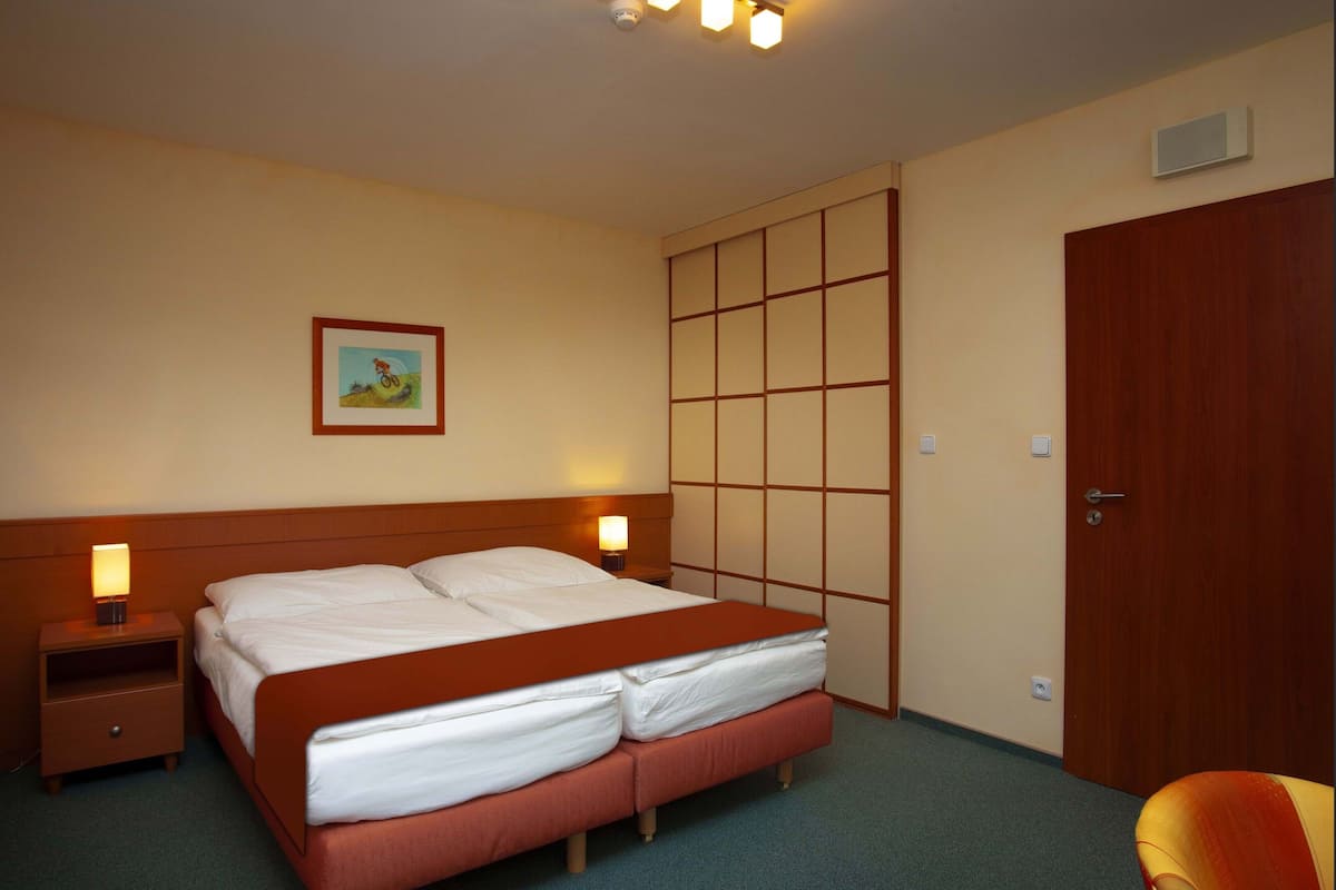 Tweepersoonskamer, uitzicht op bergen | 2 slaapkamers, een laptopwerkplek, verduisterende gordijnen, babybedden