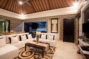 Flat-screen TV - 3BDR Pool Villa Near Popular Points Seminyak (Seminyak)