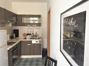 ثلاجة، فرن، موقد طهي مسطح، غسالة أطباق