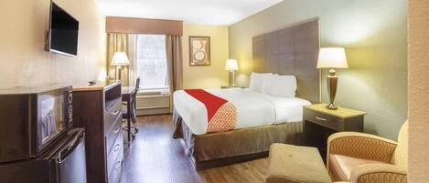 1 bedroom, desk, free internet