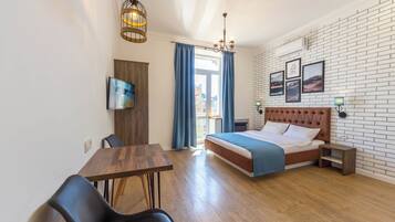 Superior Apartment | Laptop workspace, soundproofing, iron/ironing board, free WiFi