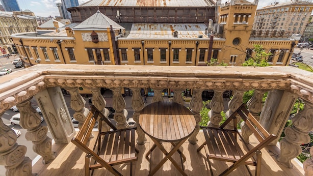 Un edificio histórico con balcones ornamentales y un patio central.