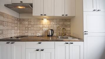 Refrigerador, microondas, placa de cocina, tetera/pava eléctrica