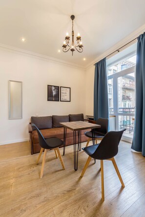 Studiosuite, balkong | Skrivebord for bærbar PC, lydisolert og strykejern/-brett