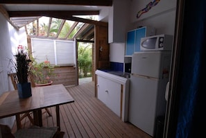 Réfrigérateur, micro-ondes, plaque de cuisson, cafetière/bouilloire