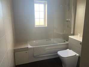 Classic-Bungalow, Gemeinschaftsbad | Badezimmer | Handtücher