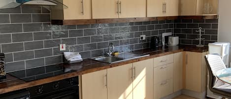 Bungalow clásico, baño compartido | Cocina privada | Comedor