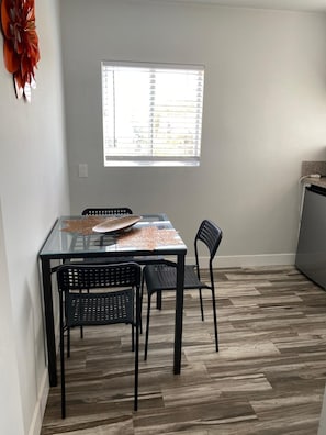 Dining - Los Feliz Central Furnished Studio (Los Angeles)