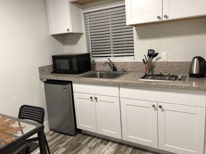 Private kitchen - Los Feliz Central Furnished Studio (Los Angeles)