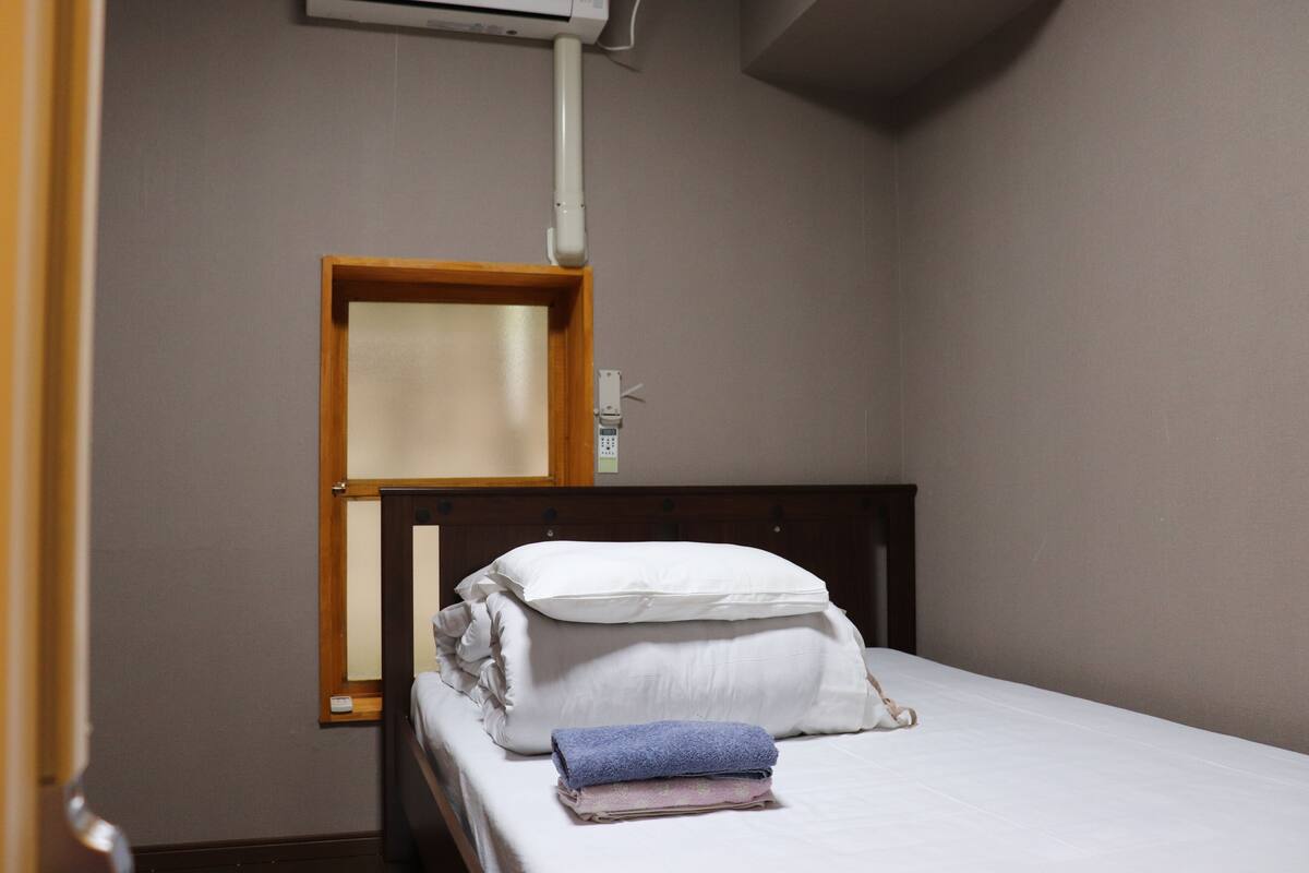 WiFi (free), bed sheets