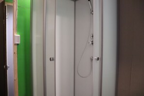 Kamar Triple Basic | Kamar mandi | Pengering rambut, sandal, handuk, dan sabun