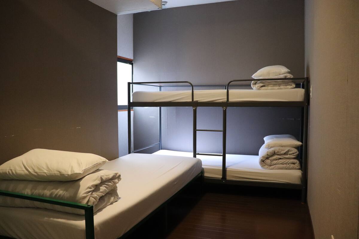 WiFi (free), bed sheets