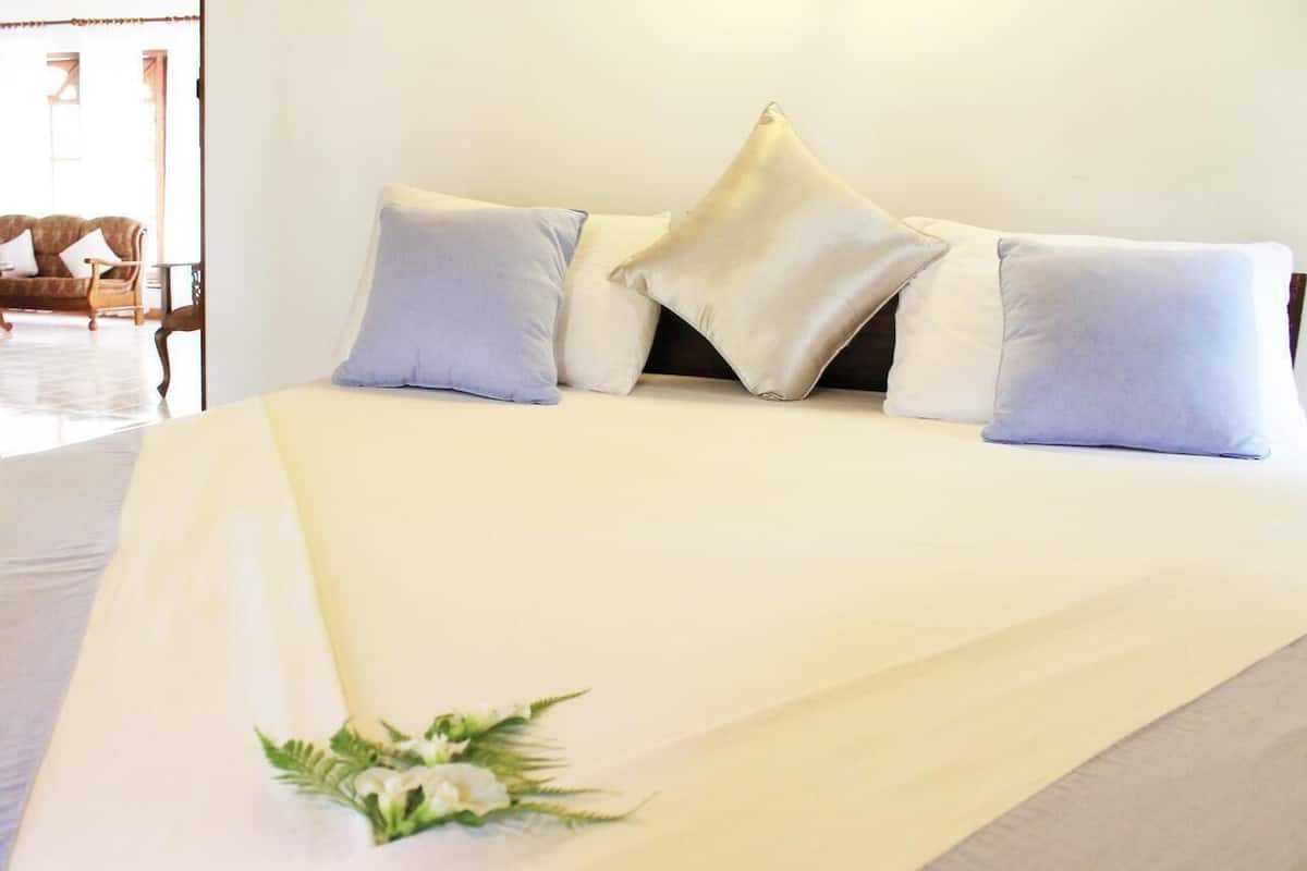 Chambre Deluxe Double ou avec lits jumeaux, 1 très grand lit, fumeurs, vue jardin | Espace de travail pour ordinateur portable, fer et planche à repasser