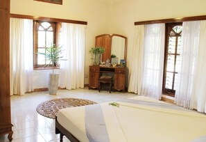 Deluxe Double or Twin Room, 1 King Bed, Smoking, Garden View | Laptop workspace, iron/ironing board (on request), WiFi (free) - Sobaya Bungalow (Negombo)