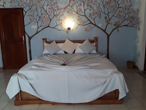 Laptop workspace, iron/ironing board, free WiFi, bed sheets - Sobaya Bungalow (Negombo)