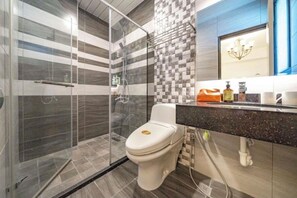 Separate bathtub and shower, hydromassage showerhead, free toiletries - Professor's House 2198 (Ji'an)