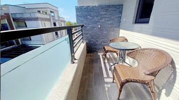 Tremannsrom – deluxe, 1 soverom, balkong, byutsikt | Terrasse/patio