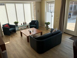 Téléviseur connecté, lecteur de DVD, livres, sélection de musique