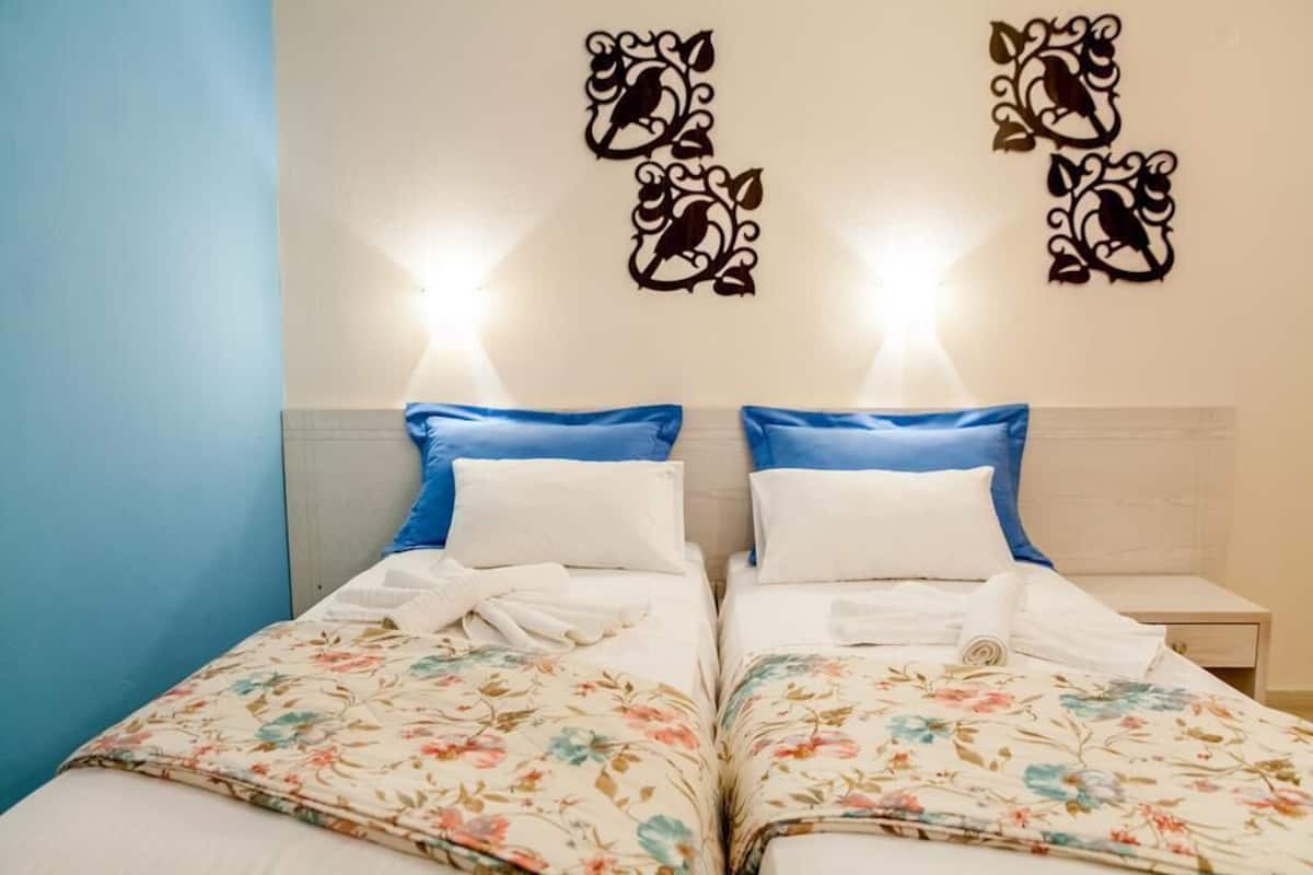 Estúdio básico, cozinha, vista para o jardim | Cofres nos quartos, quartos à prova de som, Wi-Fi de cortesia