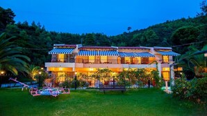 住宿正面 (夜晚)