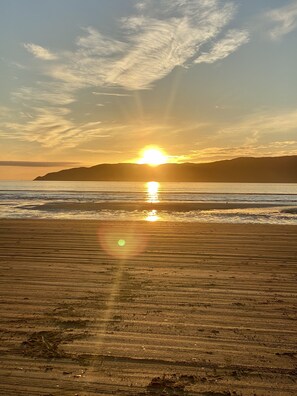Nær stranden og solsenger