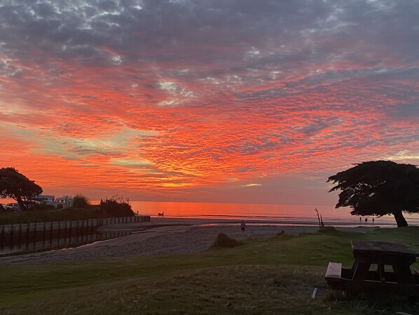 Beach - Luxury Spa Studio a Short Walk From Beach, Cafes and Golf Course. (Paraparaumu Beach)