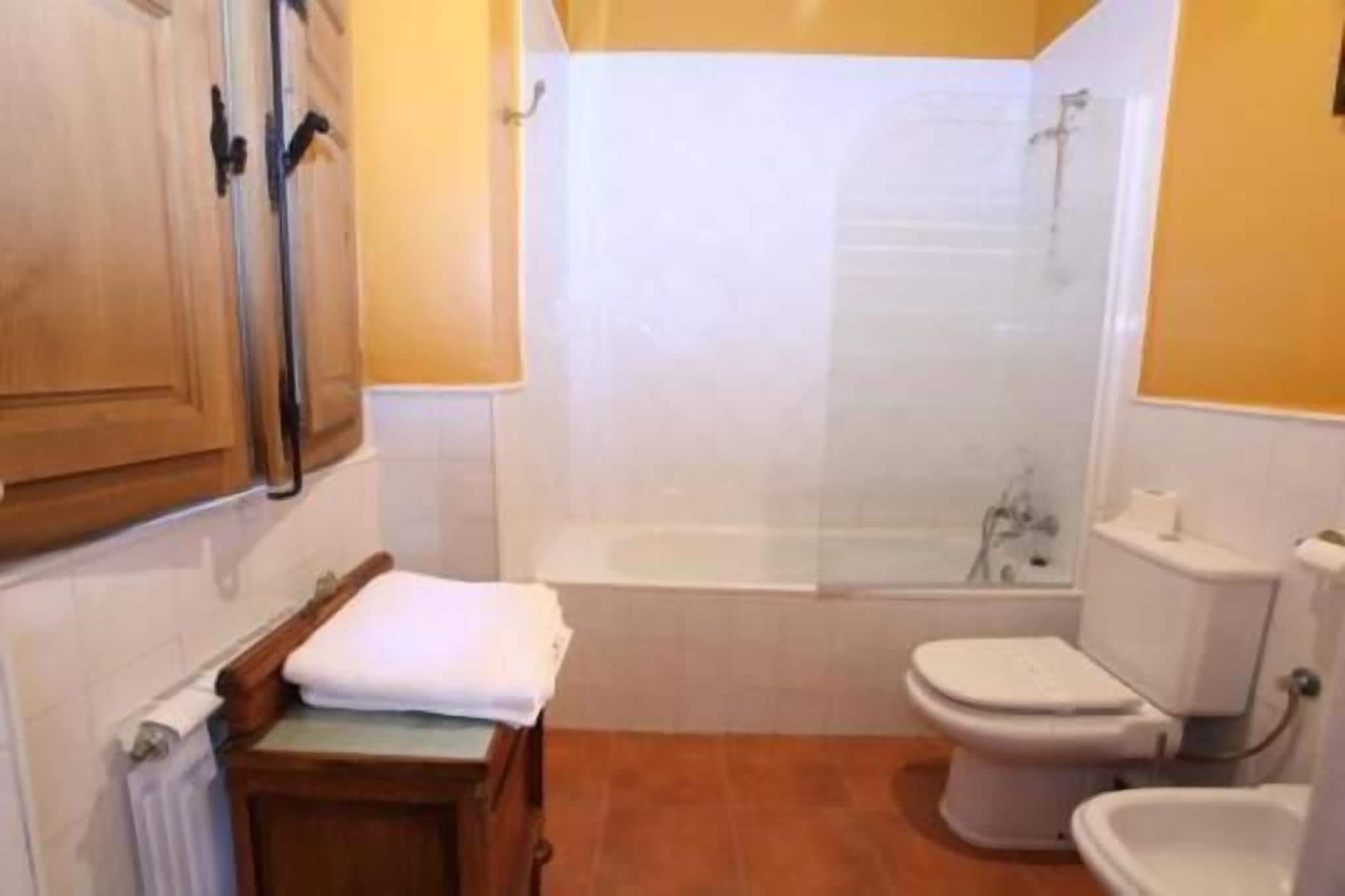 Un baño con bañera, inodoro y bidé.