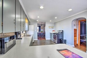 Kühlschrank, Mikrowelle, Herdplatte, Wasserkocher mit Kaffee-/Teezubehör
