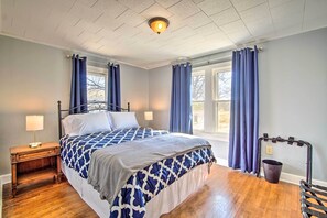 3 bedrooms, travel cot, Internet, bed sheets - Quiet Family Home - 12 Miles to Pomona State Park! (Osage City)
