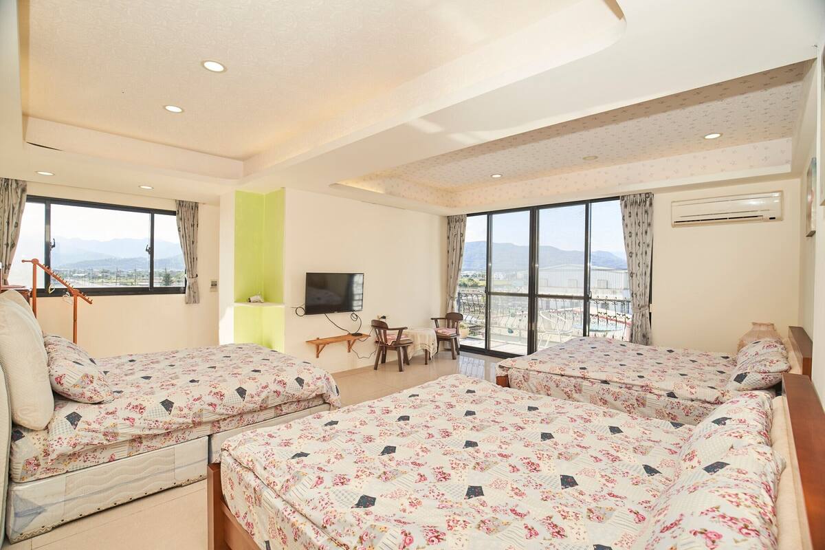 Habitación familiar | Cortinas opacas, wifi gratis, ropa de cama