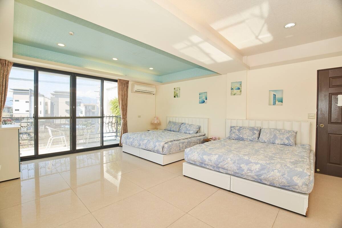 Habitación cuádruple | Cortinas blackout, wifi gratis y ropa de cama
