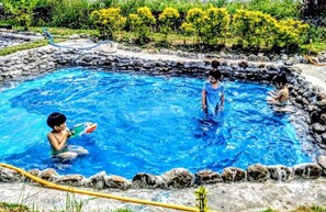 Una piscina al aire libre de temporada