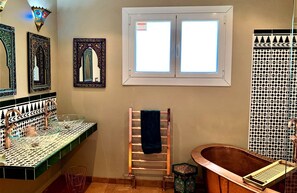 Ensemble douche/baignoire, sèche-cheveux, bidet, serviettes fournies