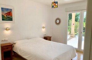 5 bedrooms, iron/ironing board, WiFi, bed sheets
