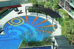 A rooftop pool with a circular design and surrounding greenery. - SEACRAZE D709 - 2 Bedroom - Near Beach (Hua Hin)