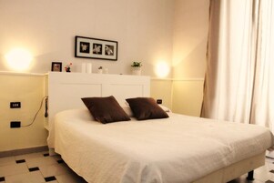 Con stile personalizzato, una scrivania, Wi-Fi gratuito