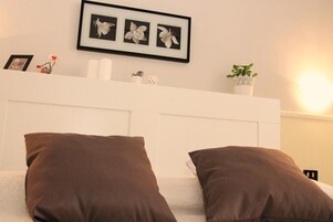 Una scrivania, Wi-Fi gratuito, con stile personalizzato