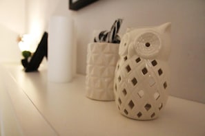 Two ceramic owl-shaped containers on a shelf. - Hotel Luna Rossa (Naples)