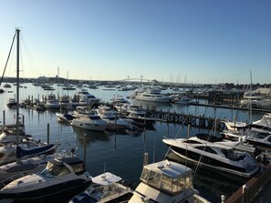 Marina - Wyndham Inn on the Harbor ~ One Bedroom Harbor Front Resort w/ FREE Parking (Newport)