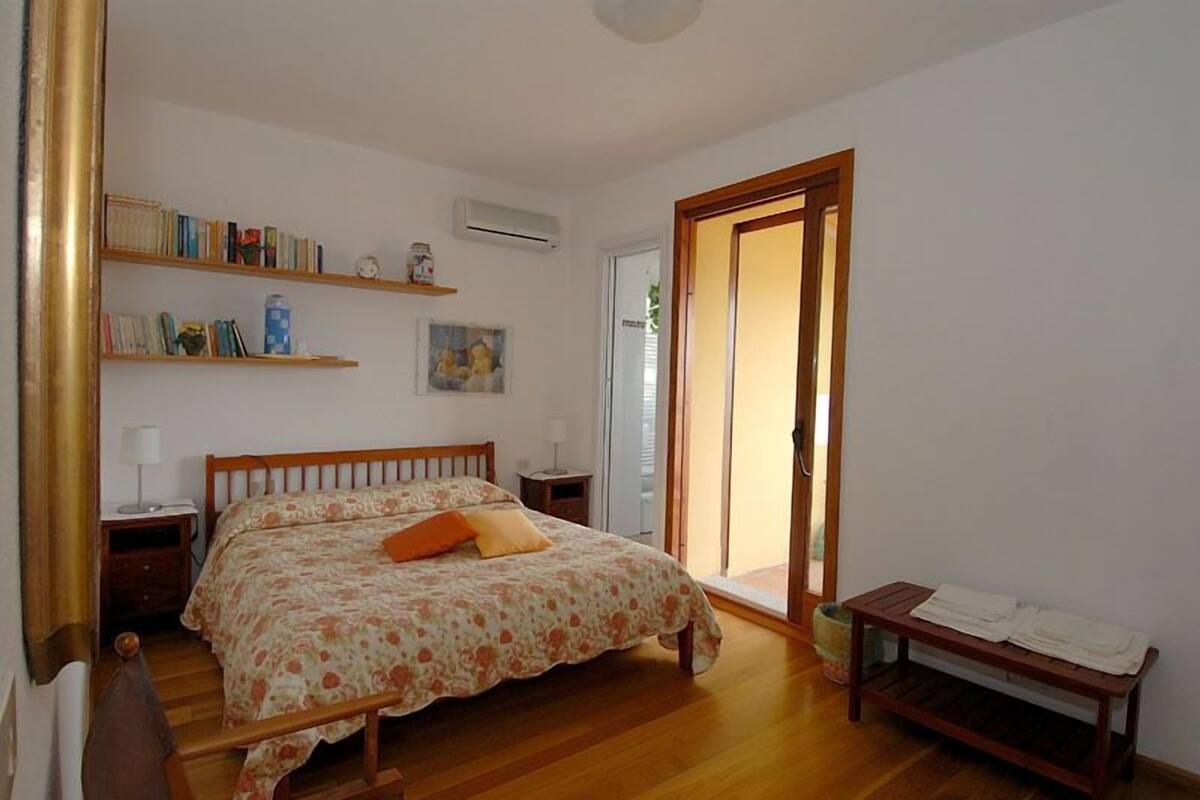 Individually decorated, desk, soundproofing, cots/infant beds