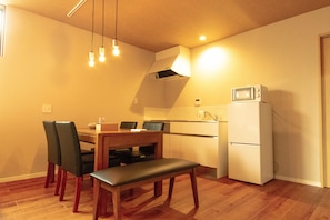 Apartment | Essbereich im Zimmer