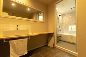 Apartment | Bathroom | Separate bathtub and shower, free toiletries, hair dryer, slippers - Shijokarasumakyokakure Aonoya (Kyoto)