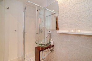 Shower, bidet, towels - B&B Be First (Rome)