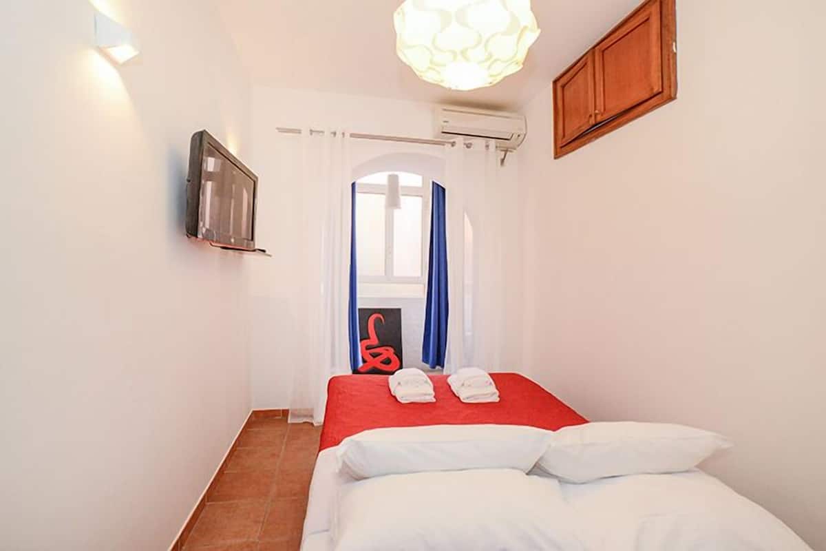 Economy Double Room | In-room safe, desk, soundproofing, free WiFi
