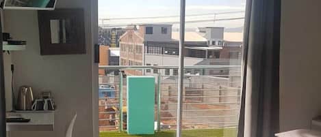 Cubrecamas y caja de seguridad en la habitación