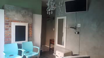 Double or Twin Room (Camera 1 pt DS) | Down duvets, in-room safe, laptop workspace, iron/ironing board